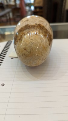 Lot 208 - A Derbyshire fluorspar egg