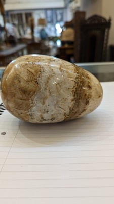 Lot 208 - A Derbyshire fluorspar egg