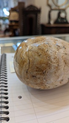 Lot 208 - A Derbyshire fluorspar egg
