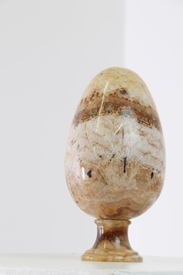 Lot 208 - A Derbyshire fluorspar egg