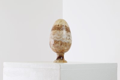 Lot 208 - A Derbyshire fluorspar egg
