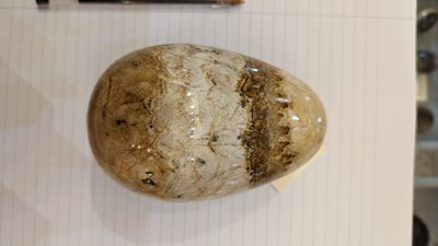 Lot 208 - A Derbyshire fluorspar egg