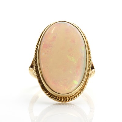 Lot 338 - An 18ct gold opal ring
