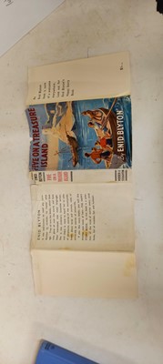 Lot 278 - Enid BLYTON: Five on A Treasure Island.
