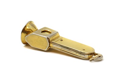 Lot 13 - A 9ct gold cigar cutter