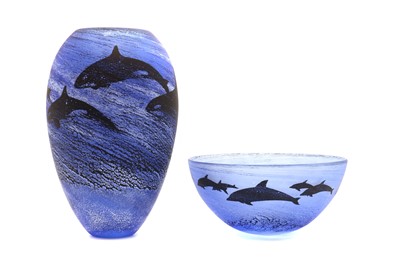 Lot 105 - A Malcom Sutcliffe studio glass vase
