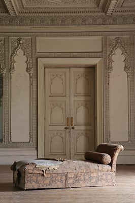 Lot 32 - ☘ An upholstered daybed