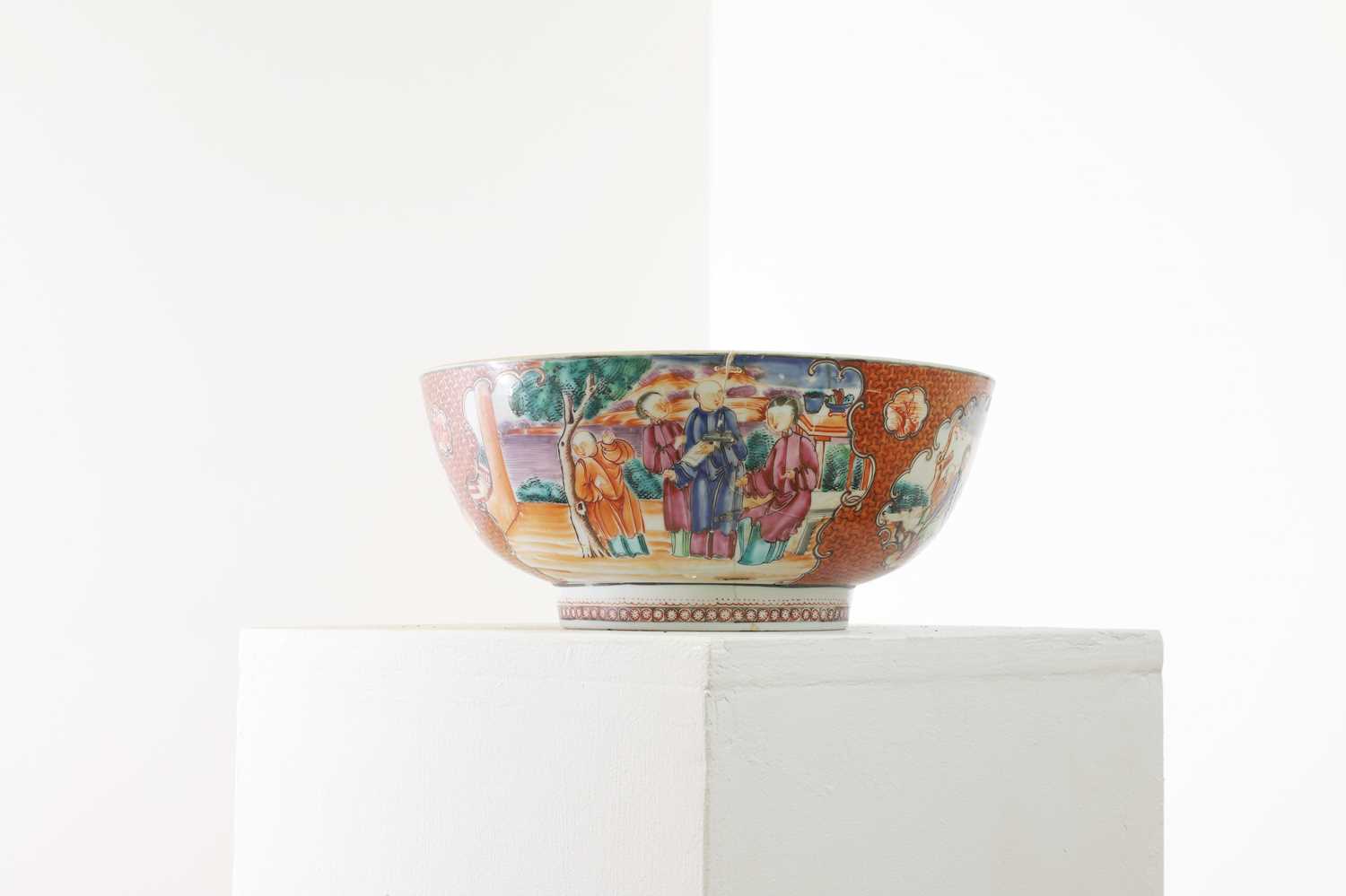 Lot 409 - An export 'Mandarin Rose' porcelain punchbowl