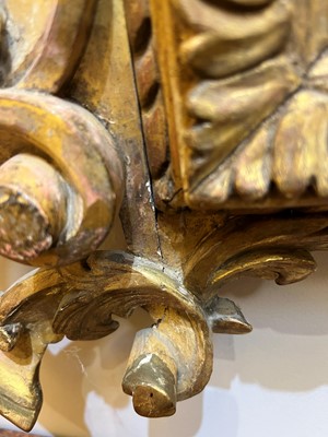 Lot 401 - A carved giltwood pier mirror