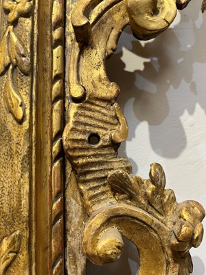 Lot 401 - A carved giltwood pier mirror