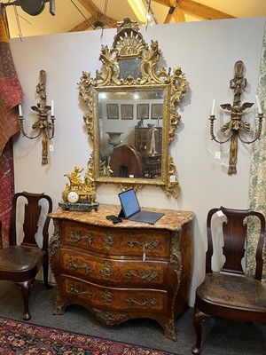 Lot 401 - A carved giltwood pier mirror