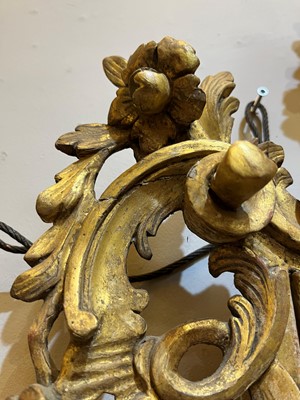 Lot 401 - A carved giltwood pier mirror