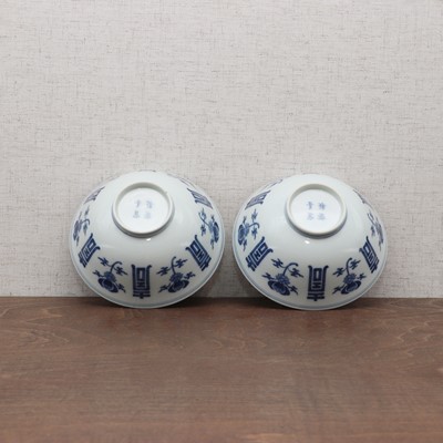 Lot 59 - A pair of Chinese blue and white bowls