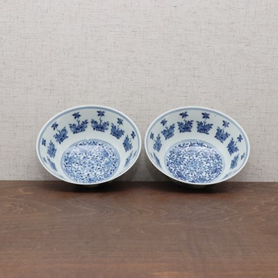 Lot 59 - A pair of Chinese blue and white bowls
