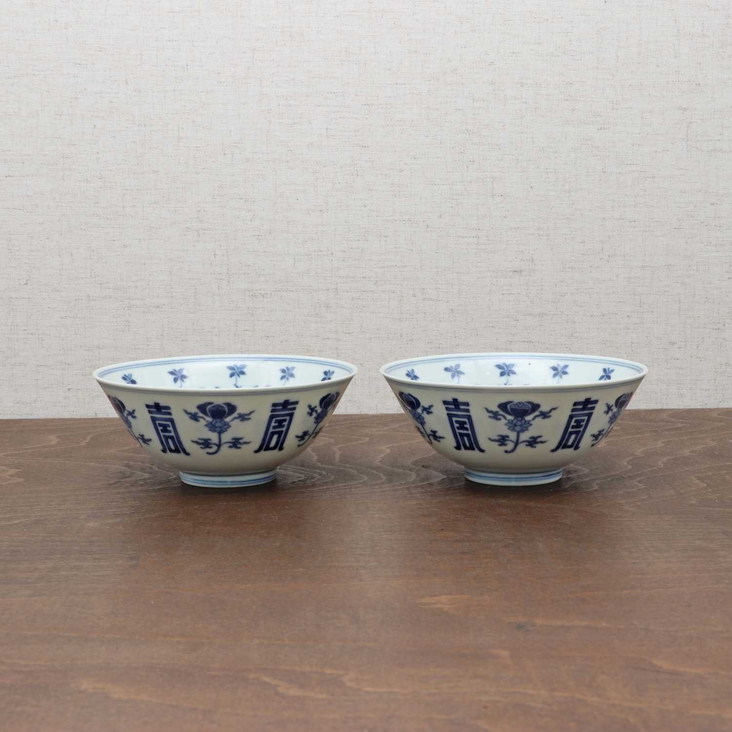 Lot 59 - A pair of Chinese blue and white bowls