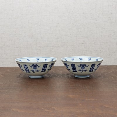 Lot 59 - A pair of Chinese blue and white bowls