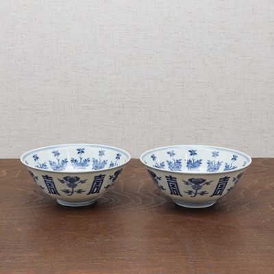 Lot 59 - A pair of Chinese blue and white bowls