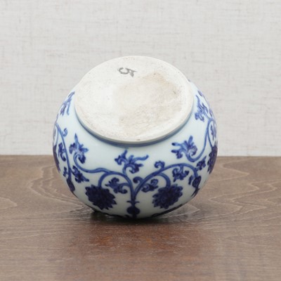 Lot 60 - A Chinese blue and white jarlet