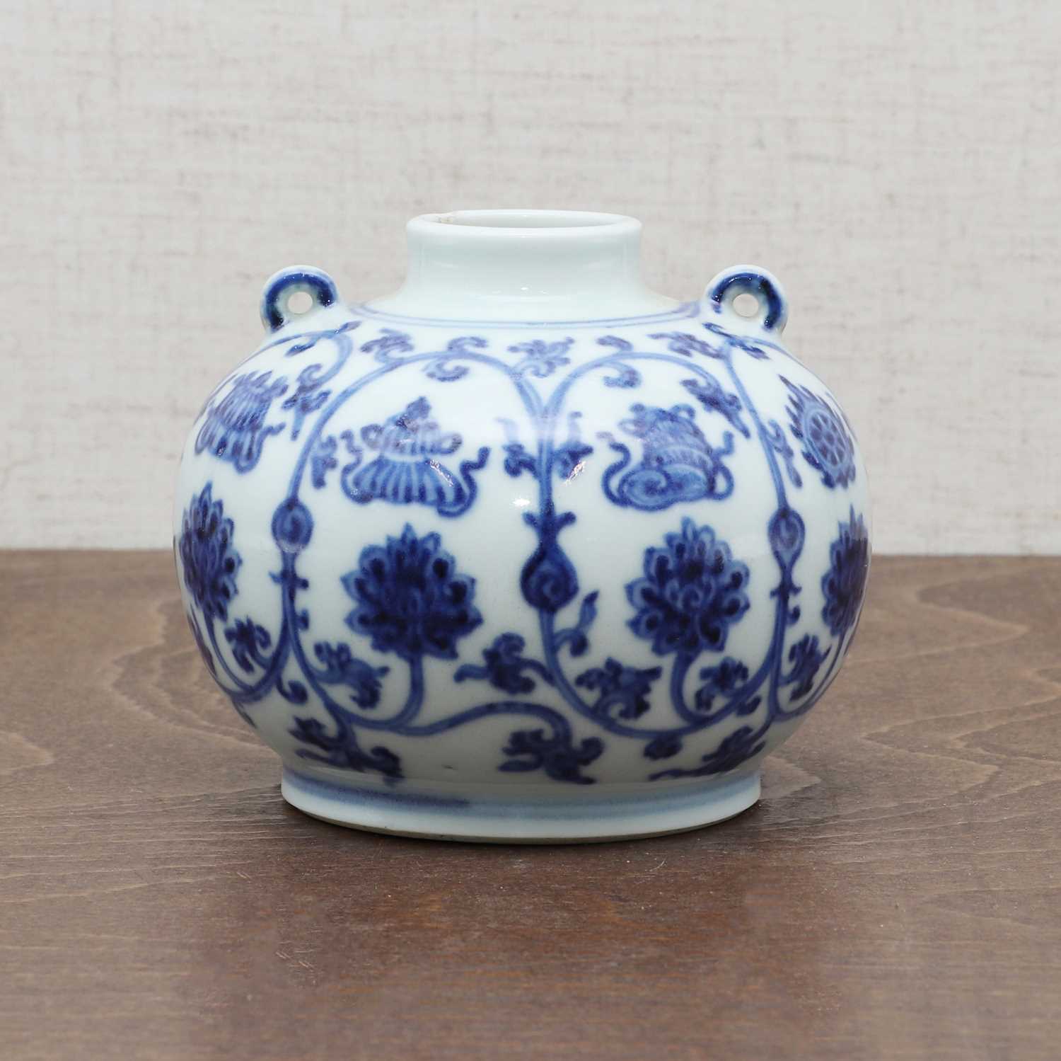 Lot 60 - A Chinese blue and white jarlet