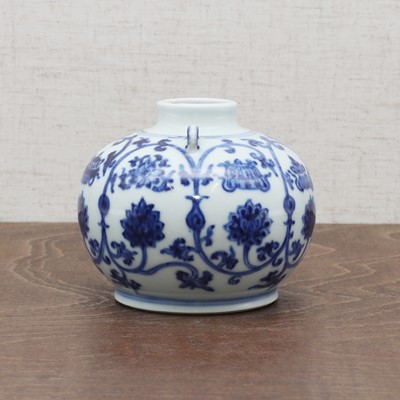 Lot 60 - A Chinese blue and white jarlet