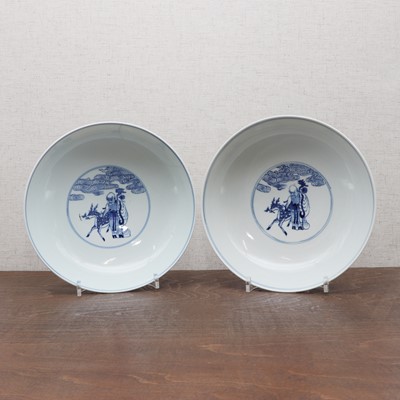 Lot 61 - A pair of Chinese blue and white bowls