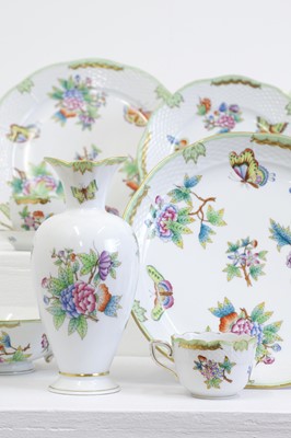 Lot 319 - A Herend porcelain 'Queen Victoria' dinner service