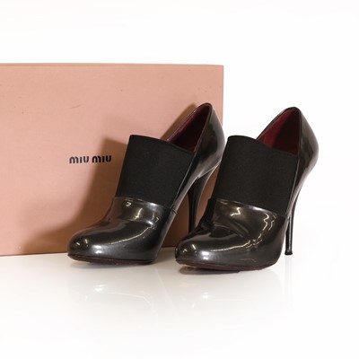 Lot 1492 - A pair of Miu Miu dark grey patent leather shoe boots