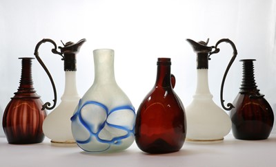 Lot 209 - A group of glass items