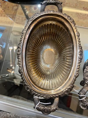 Lot 329 - A pair of George III silver tureens