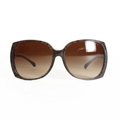 Lot 1522 - A pair of Chanel brown framed sunglasses