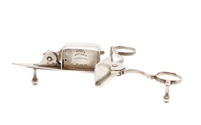 Lot 18 - A pair of William IV silver wick trimmers