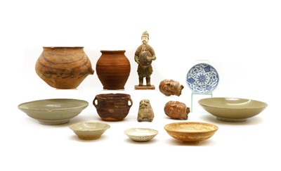 Lot 163 - A collection of Chinese pottery
