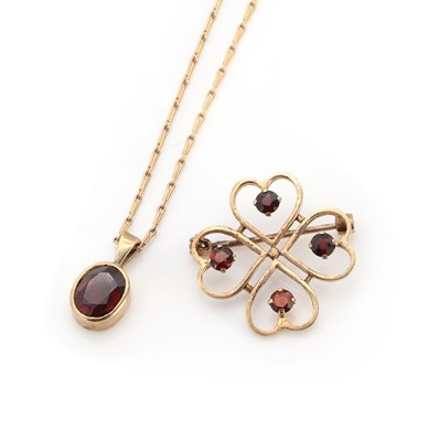 Lot 1118 - A gold garnet pendant