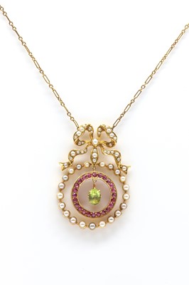 Lot 31 - A Belle Époque peridot, ruby and seed pearl necklace with back chain