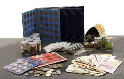 Lot 80 - A large quantity of low denomination world currency and foreign bank notes