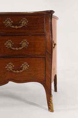 Lot 75 - A George III padouk and kingwood commode attributed to John Cobb