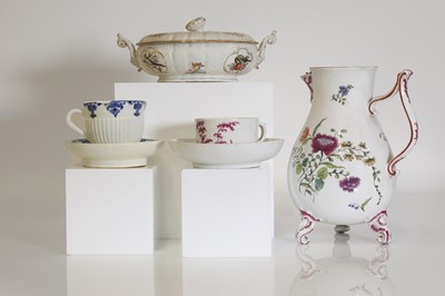 Lot 36 - A porcelain tureen