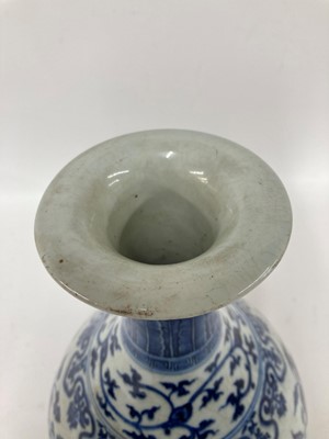 Lot 151 - A Chinese blue and white yuhuchun vase