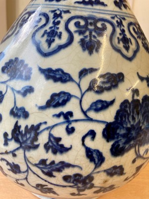 Lot 151 - A Chinese blue and white yuhuchun vase
