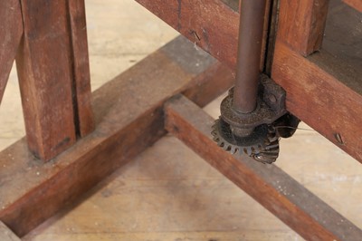 Lot 180 - An oak artist's studio easel