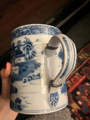 Lot 366 - A collection of export porcelain mugs