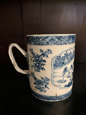 Lot 366 - A collection of export porcelain mugs