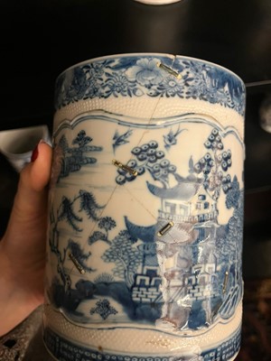 Lot 366 - A collection of export porcelain mugs
