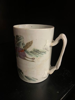 Lot 366 - A collection of export porcelain mugs