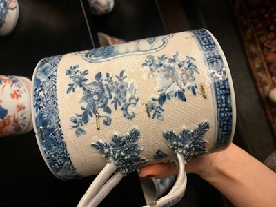 Lot 366 - A collection of export porcelain mugs