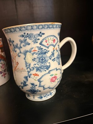Lot 366 - A collection of export porcelain mugs
