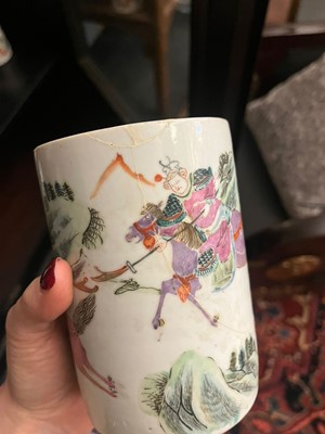 Lot 366 - A collection of export porcelain mugs