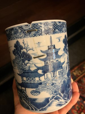 Lot 366 - A collection of export porcelain mugs