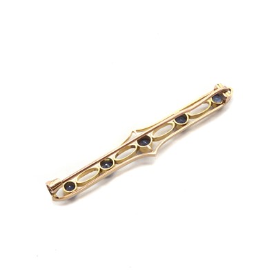 Lot 1032 - A gold sapphire bar brooch