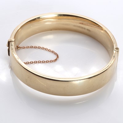 Lot 1196 - A 9ct gold hinged bangle